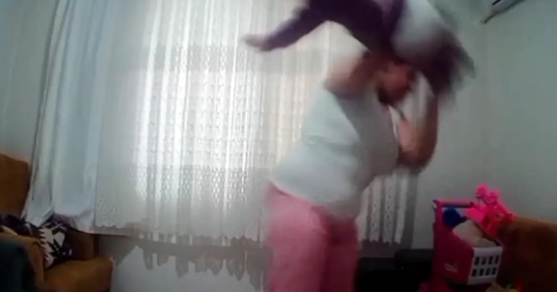 1 yaşlı qızına qarşı zorakılıq göstərdiyi iddia edilən ana məhkəmə qarşısına çıxarılıb - VİDEO