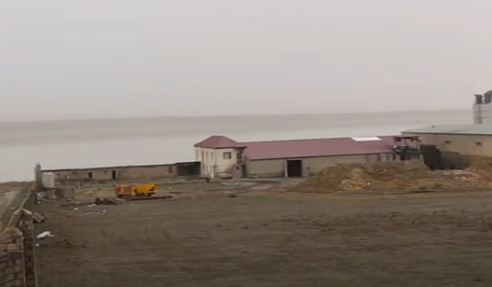 Sexdən çıxan tüstü ətrafı ZƏHƏRLƏNDİRİR - SAKİNLƏR NARAZIDIR - VİDEO