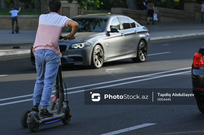 Bakıda skuter sürən şəxsi avtomobil vurdu