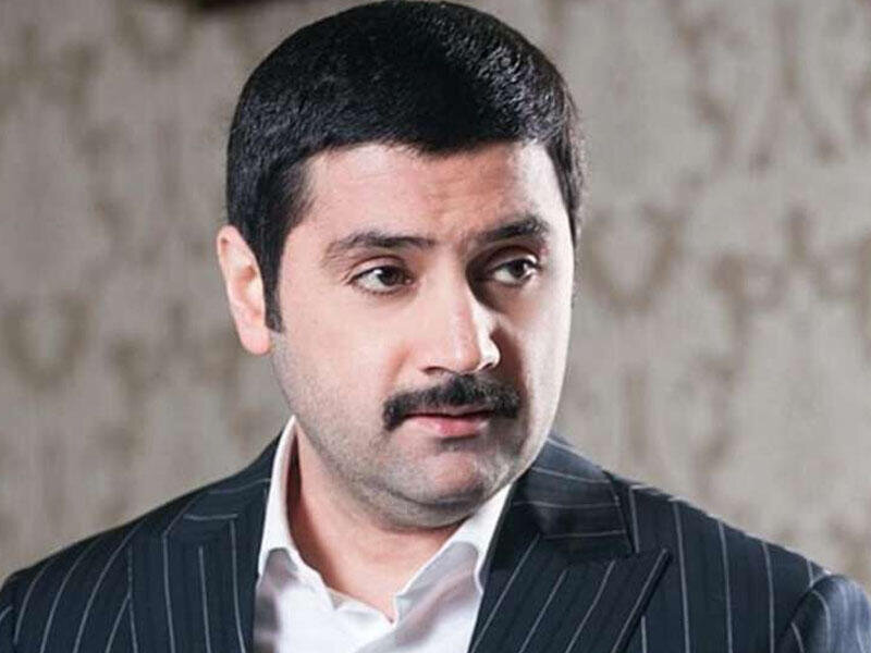 İzzət kostyumlarını ələ salanlara CAVAB VERDİ