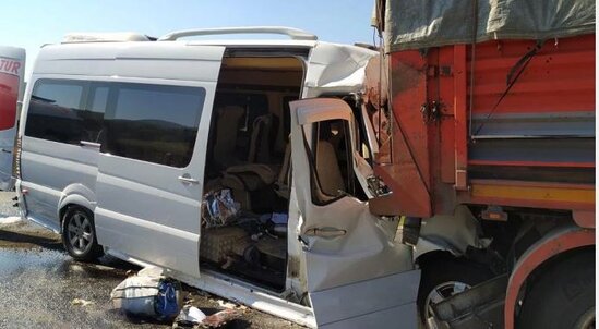 Tələbələrlə dolu avtobus QƏZAYA DÜŞDÜ - FOTO