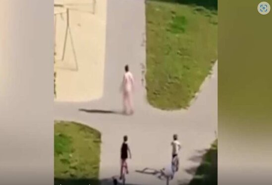 Çılpaq pedofil küçədə uşaqlara hücum etdi - VİDEO